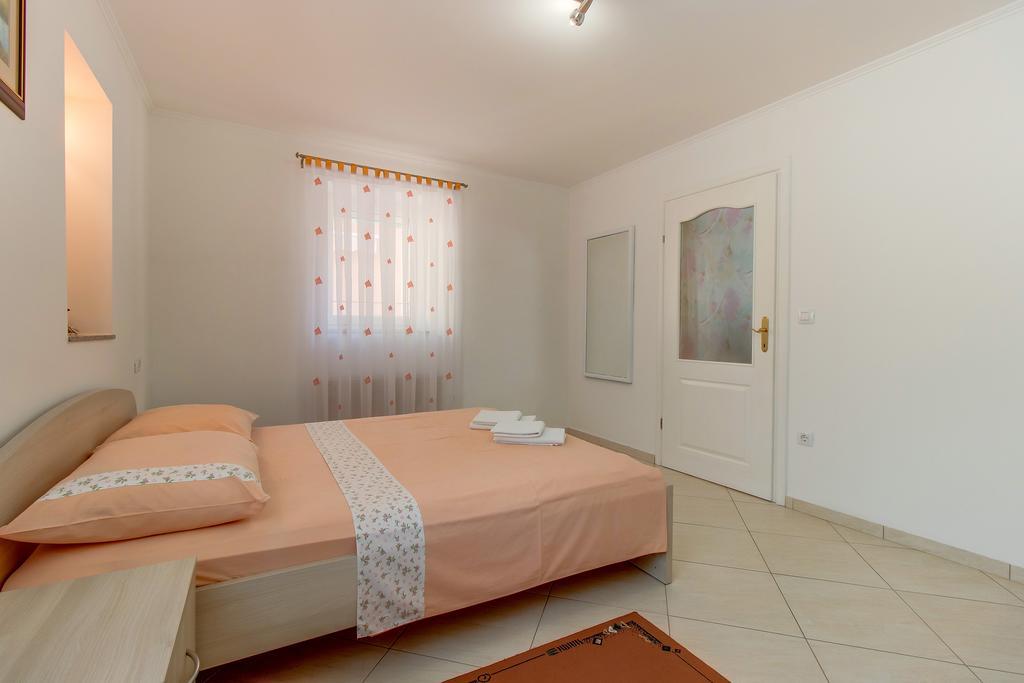 Apartments Leila มาลีโลชินจ์ ภายนอก รูปภาพ