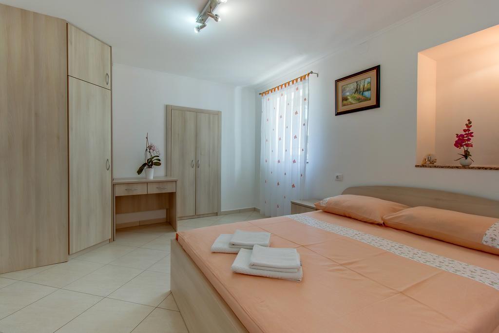 Apartments Leila มาลีโลชินจ์ ภายนอก รูปภาพ