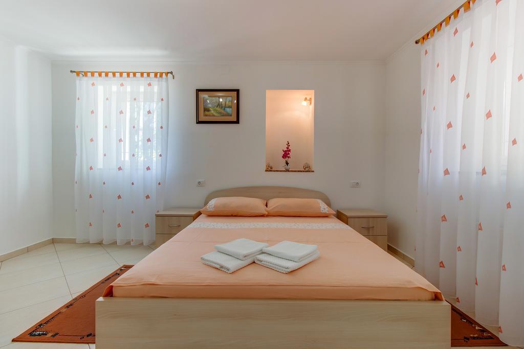 Apartments Leila มาลีโลชินจ์ ภายนอก รูปภาพ