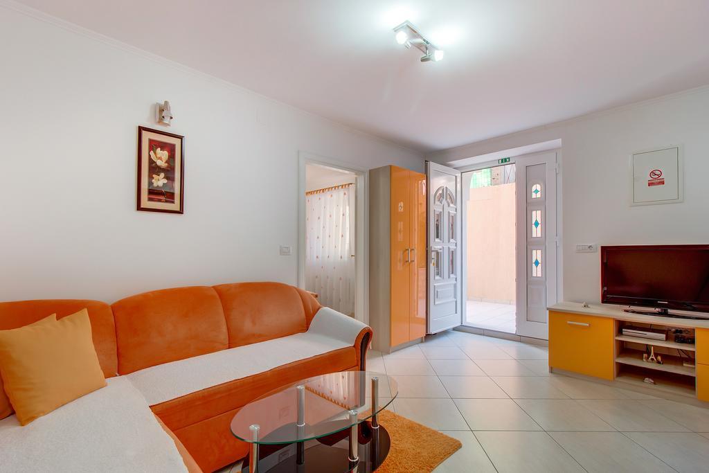 Apartments Leila มาลีโลชินจ์ ภายนอก รูปภาพ