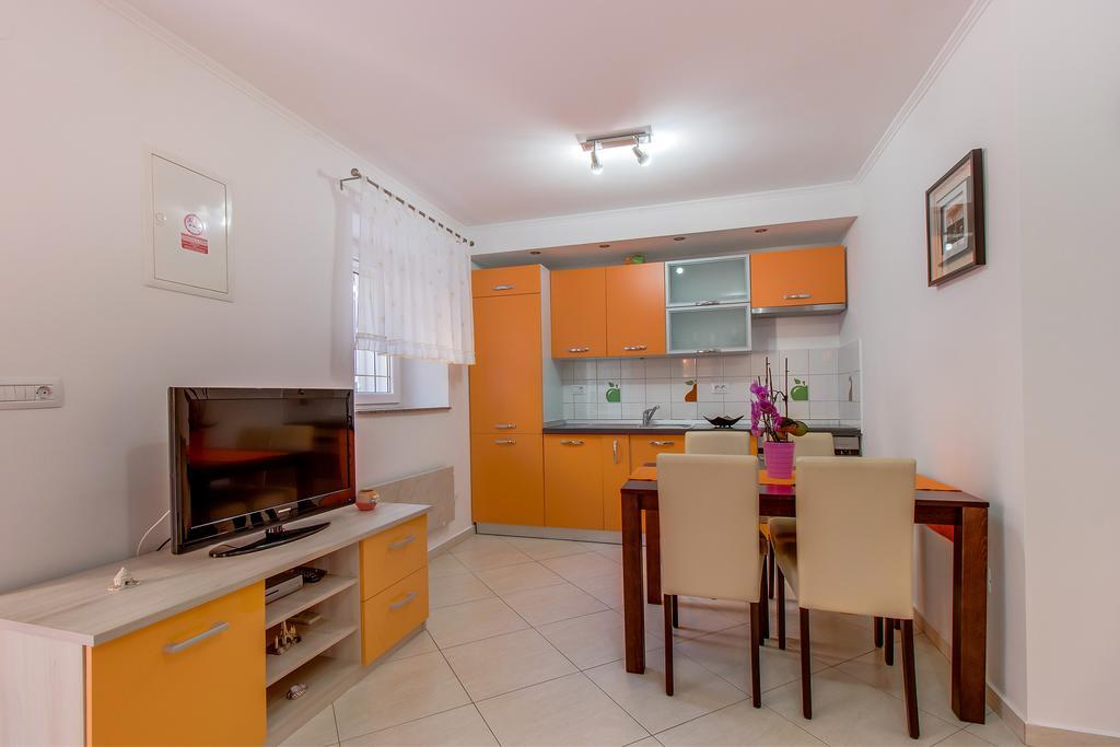 Apartments Leila มาลีโลชินจ์ ภายนอก รูปภาพ