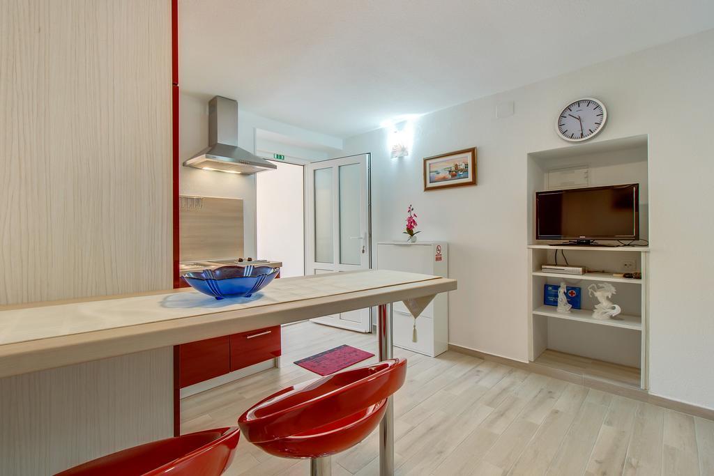 Apartments Leila มาลีโลชินจ์ ภายนอก รูปภาพ